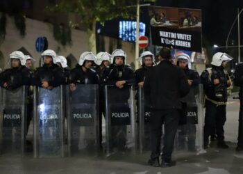 “Mosbindja” e opozitës, shoqërohen nga policia mbi 40 persona për bllokimin e rrugëve dhe përplasjet me efektivët