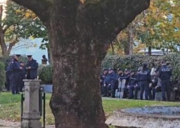 Votimi i Buxhetit 2025/ Policia blindon Kuvendin për protestën e opozitës, në terren edhe zjarrfikëse (VIDEO)