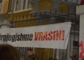 U qëllua me thikë në zemër/ Nis protesta për vrasjen e 14-vjeçarit Martin Cani, qytetarët mblidhen te Ministria e Arsimit