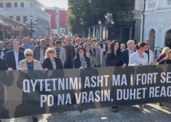 “Qytetërimi, më i fortë se krimi”/ Nis protesta për atentatin me tre viktima në Shkodër