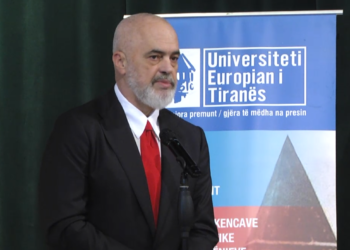Edhe ‘ballistët’ shkruajnë historinë e Luftës. Në promovim edhe Rama! “Ishin 7200 dëshmorë, komunistët na vranë mbi 2200 të tjerë”