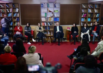 “Kur i jep një telefon fëmijës, i ke dhënë një rrugaç për shok”, Rama: Rrjetet sociale, rrezik serioz