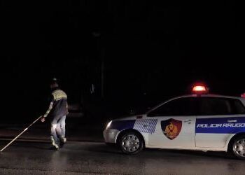Aksident në Maliq/ Përplas bariun dhe delet e arratiset nga vendngjarja, policia në kërkim të shoferit