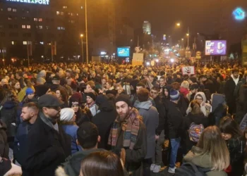 “Vuçiç, duart i ke me gjak”/ Nuk ndalen protestat në Serbi, mijëra qytetarë mbushin rrugët e Novi Sadit