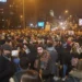 “Vuçiç, duart i ke me gjak”/ Nuk ndalen protestat në Serbi, mijëra qytetarë mbushin rrugët e Novi Sadit