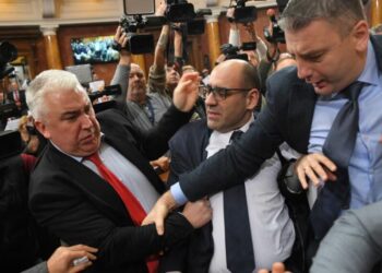 Kriza politike në Serbi: Përleshje në Parlament e protesta në rrugë gjatë përkujtimit të viktimave të tragjedisë në Novi Sad