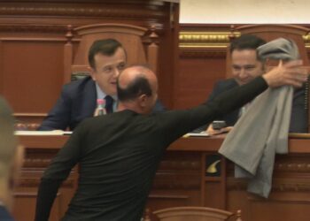 Sula i dorëzon “uniformën” Manjës: Bëni ndonjë tender se të burgosurit e shkretë janë me…