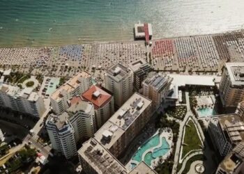 Media franceze “Le Monde”: Shqipëria në metamorfozë falë rritjes së ndjeshme të turizmi