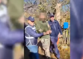 Me pranga në duar/ Dalin pamjet nga arrestimi i 33-vjeçarit që vrau shokun në Tropojë! Ishte fshehur në një banesë të braktisur