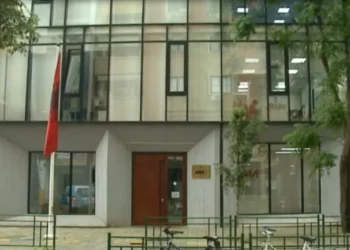 Vrasja e 14-vjeçarit në Tiranë, AMA apelon për profesionalizëm në mbulimin e tragjedisë: Respektoni dhimbjen e familjes!