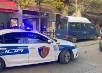 “Shkolla në dijeni të sherrit”, gazetari: Familja e 14-vjeçarit do largohej në SHBA