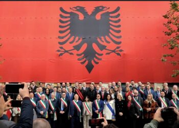 28 Nentori/ Veliaj me kryetarët e bashkive shqiptare: Le të punojmë për të çuar përpara progresin