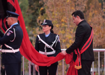Detaje nga festimet / Pas Vlorës, flamuri i Pavarësisë ngrihet edhe në Tiranë