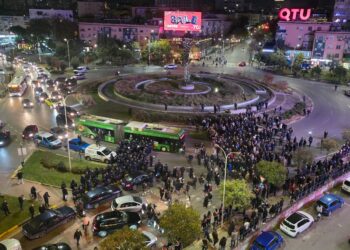 FOTOLAJM / Mosbindja arrin “kulmin” te Zogu i Zi, ja pjesëmarrja në protestën e opozitës
