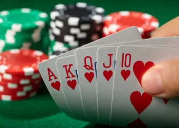 Poker në lokal, arrestohet administratori! Pranga dhe pesë fierakëve që u kapën ‘mat’ duke luajtur