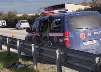 Makina i pret rrugën, furgoni i “Shqiponjave” përplaset me barrierën metalike