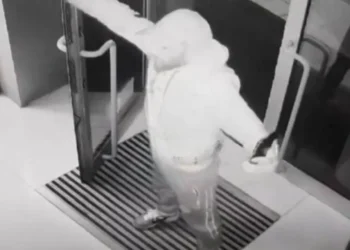 Hyri me forcë brenda bankës në Korçë, arrestohet 38-vjeçari: Nuk e mbaj mend, isha i dehur