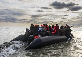 Po tentonin të kalonin me gomone nga Franca në Angli, mbyten tre emigrantë në “Le Manche”