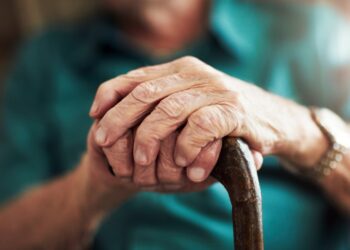 Në “luftë” me vetminë/ Specialistët: Po humbet tradita, fëmijët nuk kujdesen më për të moshuarit