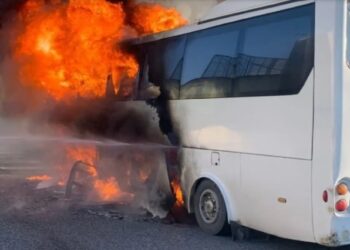 Zjarri shkatërron tri autobusë në parkingun e një firme në rrugën Ali Demi