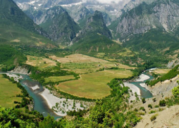 BBC: Udhëtimi 200 km me kajak përgjatë Vjosës, një prej lumenjve të egër dhe të fundit të Evropës