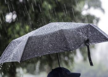 Moti sot do të jetë me reshje shiu të dendura dhe stuhi, bien temperaturat