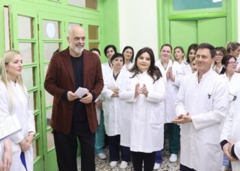 “Mbi 2 mijë mjekë dhe infermierë në punë sot”, Rama: Në gatishmëri për çdo emergjencë