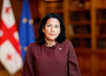 Demonstratat masive/ Presidentja gjeorgjiane shpall parlamentin të paligjshëm: Zgjedhjet u manipuluan