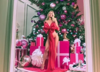 Nuk i lë vend imagjinatës/ Urimi ‘i nxehtë’ i Paris Hilton për Krishtlindje