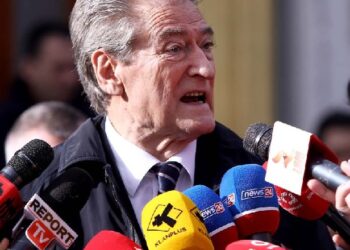 Sali Berisha del nga salla: Nuk rrij dot në Parlament nga era e parfumeve të kushtueshme