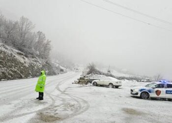 Ndërpriten reshjet e borës në Dibër, vështirësi në qarkullim në disa fshatra