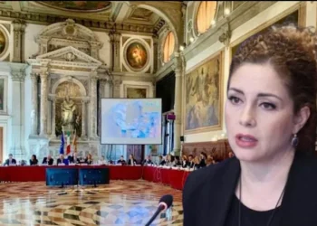 “Venecia” u jep të drejtë socialistëve për mandatin e Xhaçkës: Deputetët nuk mund të detyrohen si duhet të votojnë