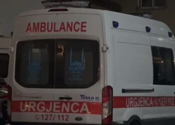 Aksident në aksin Gosë-Vilë Bashtovë/ Ndaloi të riparonte mjetin, por e përplas një makinë, humb jetën 60-vjeçari