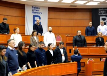 Këshilli Bashkiak i Tiranës mban me një minutë heshtje për Arben Tafajn, Veliaj: Njeri me kontribut të jashtëzakonshëm!