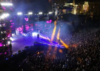 ‘Nata e Bardhë’ ndez sheshin ‘Skënderbej’ me yjet e muzikës shqiptare, mijëra të rinj në festë