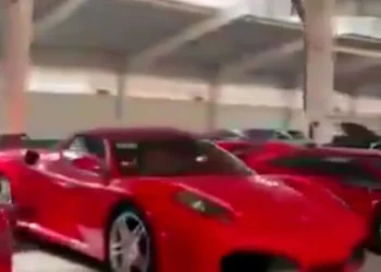 VIDEO/ Nga Lamborghini te Ferrari F50, makinat luksoze me vlerë miliona dollarë të zbuluara në garazhin e Bashar Al Assad