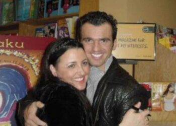 I propozoi në restorantin ku u martua Merlin Monro, kush është ish-bashkëshorti amerikan i Parashqevi Simakut dhe historia e tyre e dashurisë që përfundoi me ndarje