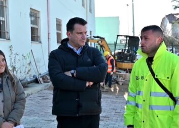 Veliaj inspektim në shkollat ‘Mustafa Greblleshi’ dhe ‘Sandër Prosi’: Do ketë mure rrethuese dhe terrene të reja sportive!