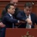 Përplasje mes demokratësh në Kuvend/ Noka shtyn Shehajn nga foltorja dhe i hedh telefonin në tokë: M’u hiq, po keqpërdoresh!
