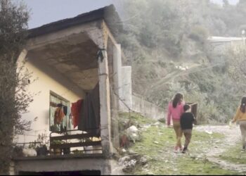 Kur fjala ‘strehë’ humb kuptimin! Mjerim në familjen Abazaj në Selenicë, 3 fëmijët mes lotëve: Duam shtëpi të re