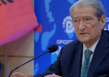 Rama në konferencë, Berisha e ndjek live në Facebook: Po gënjen pensionistët!