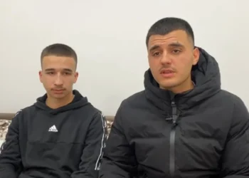 Dy të rinjtë rrëfejnë sesi i shpëtuan jetën 31-vjeçarit në Pogradec, donte të hidhej nga kati i gjashtë