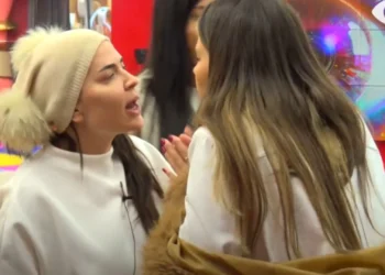 “Ik mbushu”/ Agravon debati mes Valbonës dhe Rozanës: Ti për mua je…