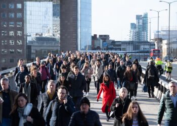 Britania do të rrisë pagat me 2.8%/ Sindikatat kundërshtojnë vendimin