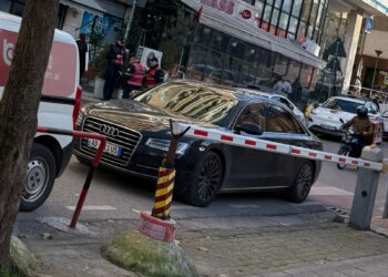 FOTO/ Belind Këlliçi parkon Audin luksoz para dyerve të SPAK-ut