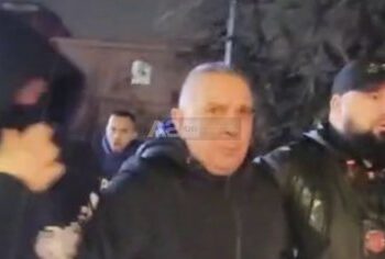 VIDEO / “Më lëshoni!”… Momenti kur shoqërohen dy protestues te “Pallati me shigjeta”