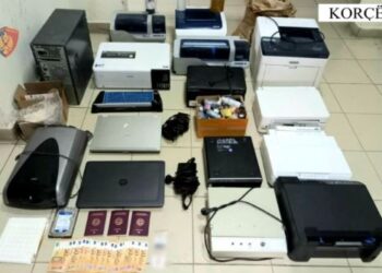 Falsifikonte dokumente dhe pasaporta të institucioneve shtetërore, mbyllen hetimet për 58-vjeçarin në Korçë; çfarë u zbulua nga të infiltruarit e Prokurorisë