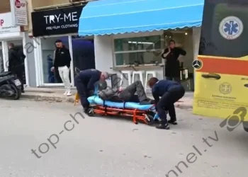 Me duar të mbuluara me gjak/ U plagos nga katër persona në Athinë, momenti kur shqiptari transportohet drejt spitalit