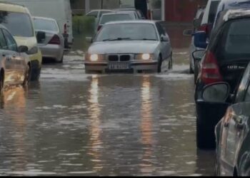 Moti i keq “pushton” vendin! Lezha përfshihet nga rrebeshet e shiut me erëra të forta, vështirësohet qarkullimi i mjeteve
