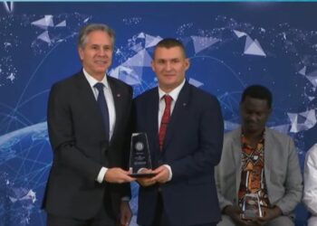 DASH dekoroi Dumanin, Ambasada e SHBA: Të nderuar të punojmë përkrah kampionëve për të mposhtur korrupsionin